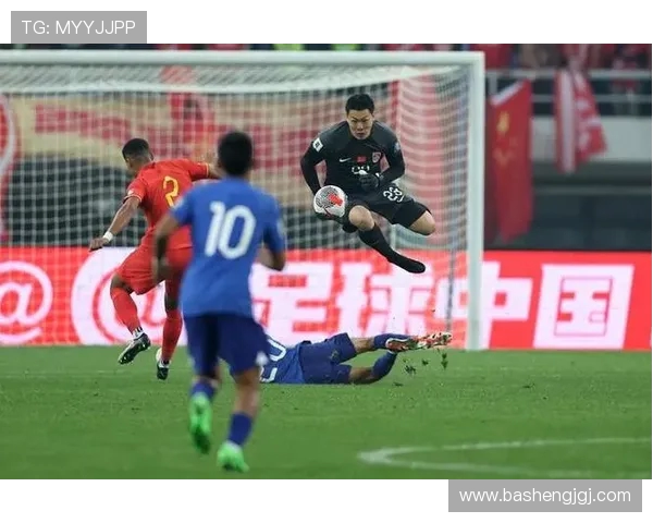 王大雷在赛场上的关键扑救展现中国门将坚韧意志与无畏精神