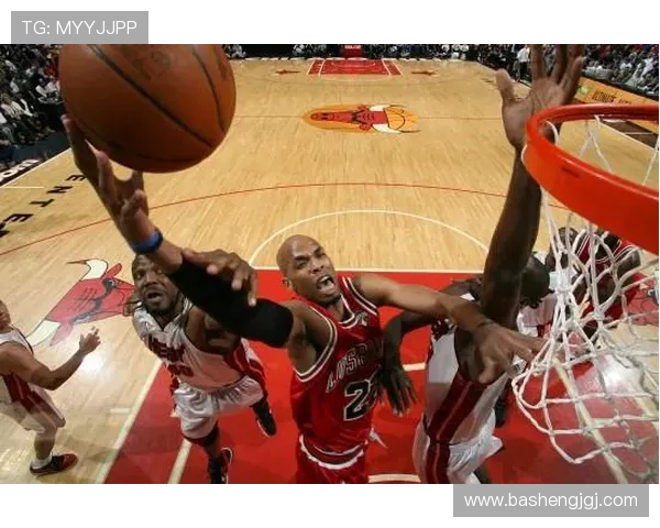 老鹰挑战公牛展开激烈对决 球场上谁能笑到最后