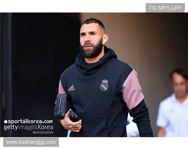 卡里姆本泽马荣耀与争议并存的绿茵生涯长卷